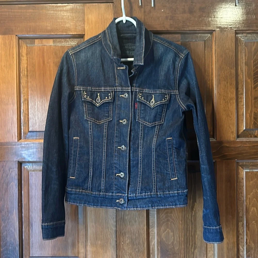 Levi's Women's Studded Denim‎ Trucker Jacket Size M Dark Wash Indigo 77075